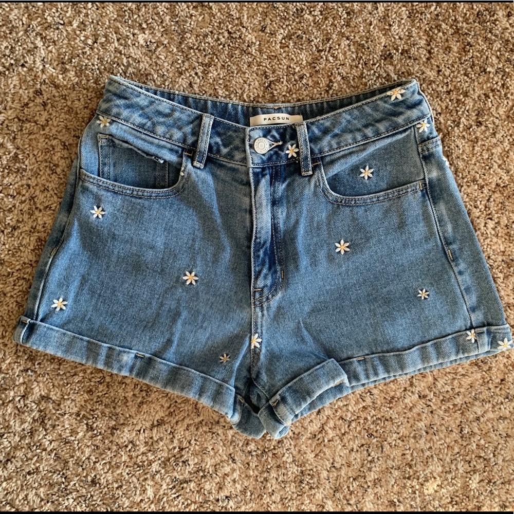Daisy embroidered mom shorts